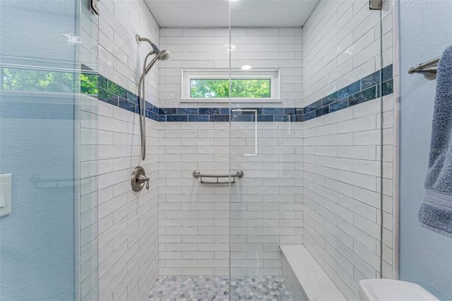 Walk-In Shower! | Image 17