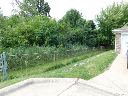 apt-12-28091 Fair Oaks Ln, Harrison Township, MI, 48045-2245 | Card Image