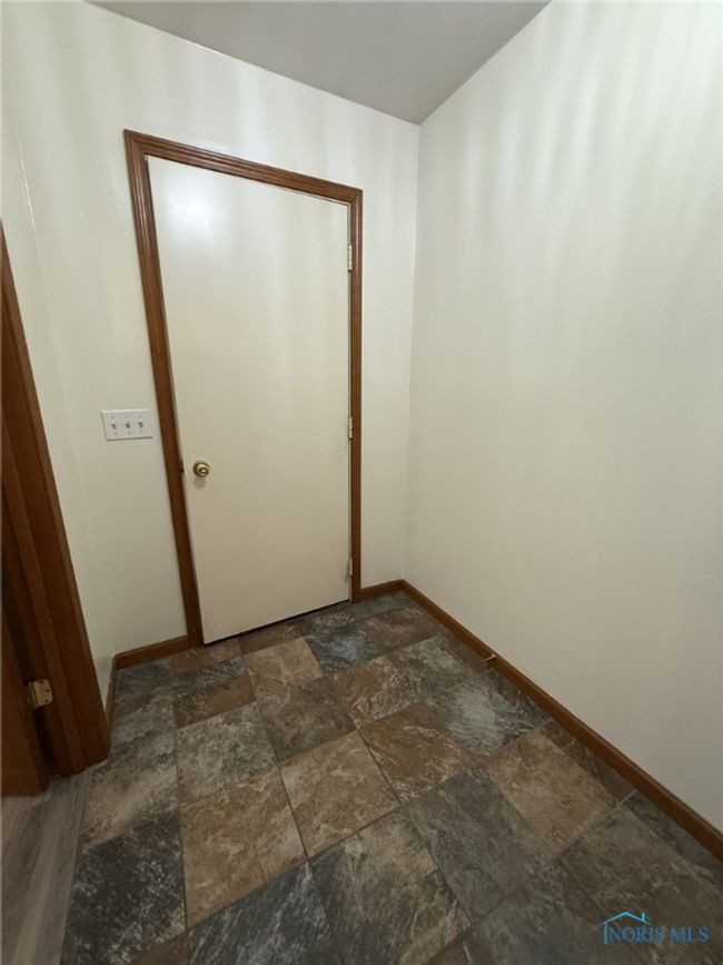 Utility room - door to attached garage | Image 24
