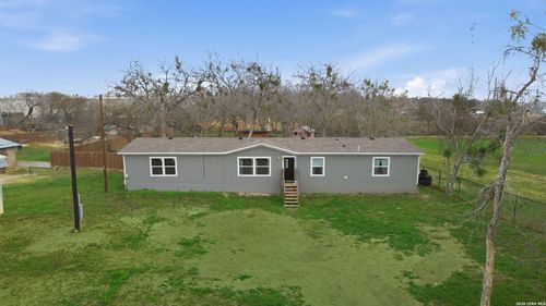 934 7th St, Floresville, TX, 78114-1834 | Card Image