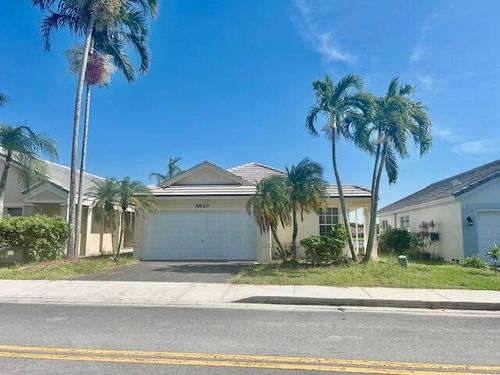 8820 Lake Park Cir N, Davie, FL, 33328-7011 | Card Image