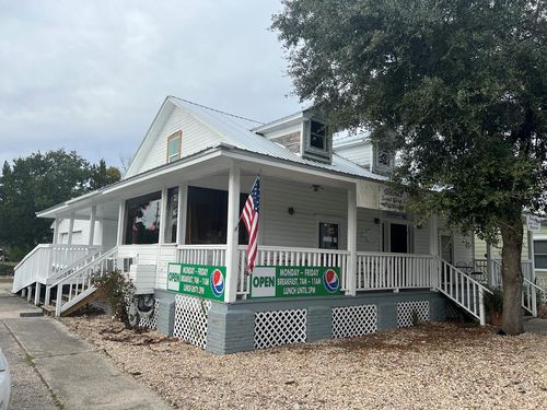 133 Us Highway 98, Apalachicola, FL, 32320-2035 | Card Image