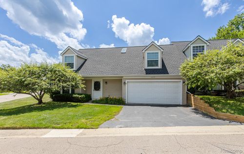 1074 Sandpiper Dr, Waterford, MI, 48328-4773 | Card Image