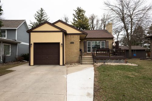 207 Lake Ave, Worthington, MN, 56187-1526 | Card Image