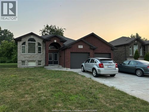 upper-2365 Glenwood Ave, Windsor, ON, N9E3X7 | Card Image