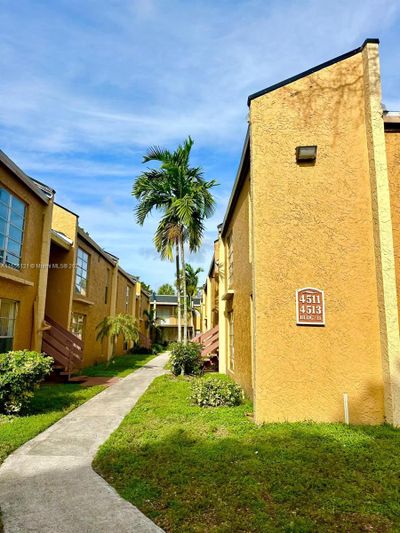 B - 4511 Treehouse Ln, Condo with 2 bedrooms, 1 bathrooms and null parking in Tamarac FL | Image 3