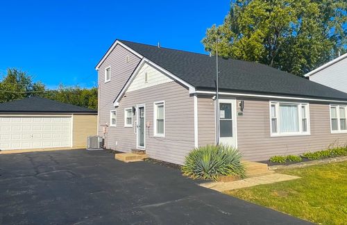 8738 Newland Ave, Oak Lawn, IL, 60453-1045 | Card Image