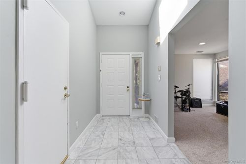 100 Northgate Cir, Huntingtn Sta, NY, 11747-3043 | Card Image