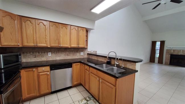 APT-228 - 2611 Grants Lake Blvd, Townhouse with 2 bedrooms, 1 bathrooms and 1 parking in Sugar Land TX | Image 9