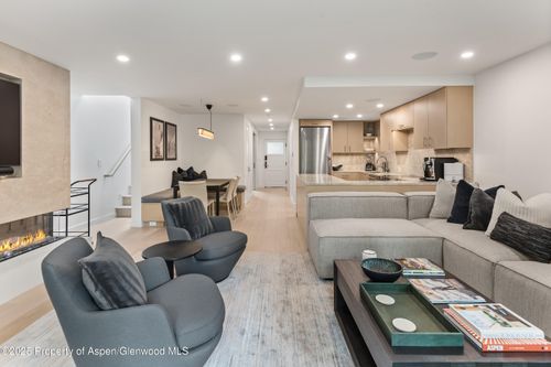 b5-800 E Hopkins Ave, Aspen, CO, 81611-2065 | Card Image