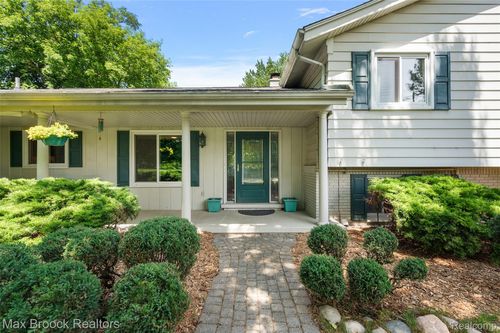 7189 Lindenmere Dr, Bloomfield Hills, MI, 48301-3527 | Card Image