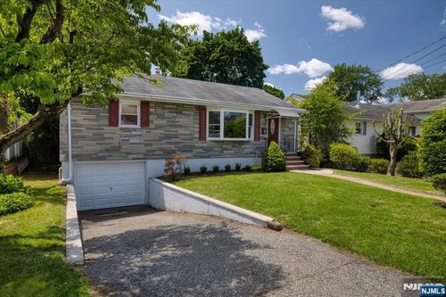 92 Columbia Ave, Bergenfield, NJ, 07621-1211 | Card Image