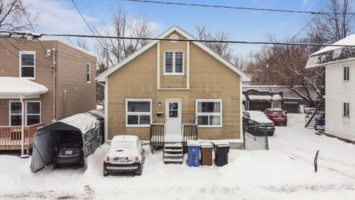 220 Rue Jacques-Cartier, Salaberry de Valleyfield, QC, J6T4S5 | Card Image