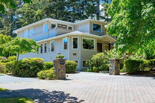 2201 Arbutus Rd, Victoria, BC, V8N | Card Image