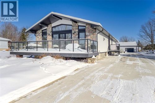 747 Broadway St, Wyoming, ON, N0N1T0 | Card Image