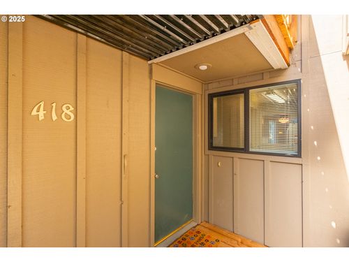 418 Stonewood Dr, Eugene, OR, 97405-3559 | Card Image