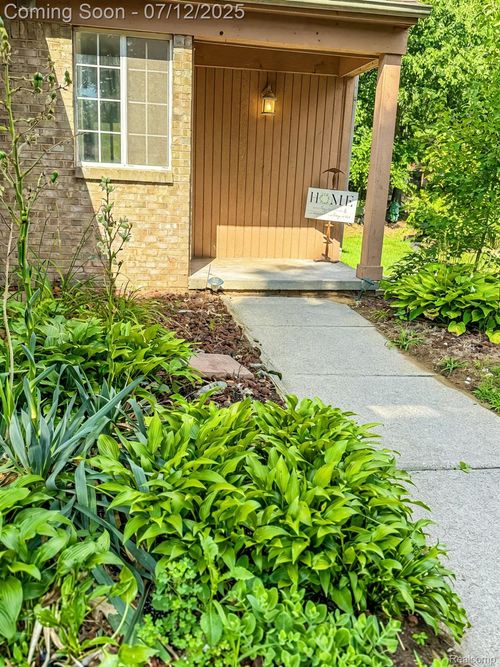 6295 Hunter Pointe St, Westland, MI, 48185-6696 | Card Image