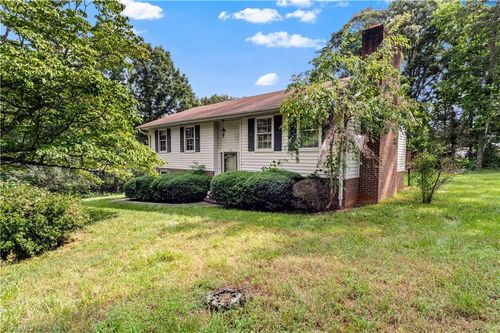 210 Knoxwood Rd, Winston-Salem, NC, 27107-9395 | Card Image