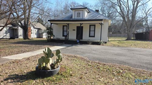 713 W Washington St, Athens, AL, 35611-2433 | Card Image