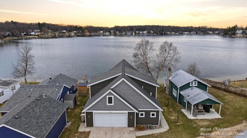 8563 Je Ne Be Dr Ne, Rockford, MI, 49341-8316 | Card Image