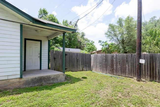 B - 415 M L K Dr, Home with 2 bedrooms, 1 bathrooms and 2 parking in Elgin TX | Image 10