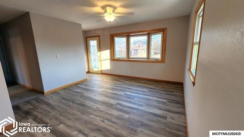 537 4th St Ne, Mason City, IA, 50401-3513 | Card Image