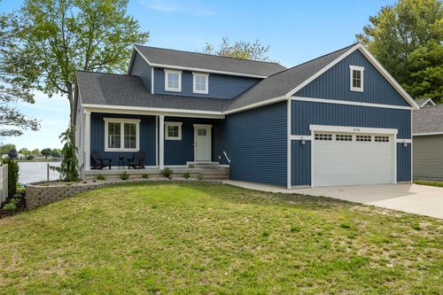 8106 Shenandoah Ln, Howard City, MI, 49329-9330 | Card Image