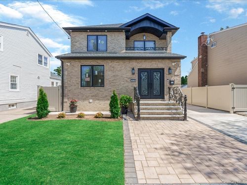 918 N 6th St, New Hyde Park, NY, 11040-3025 | Card Image