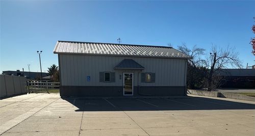 1210 N Center Point Rd, Hiawatha, IA, 52233-1228 | Card Image