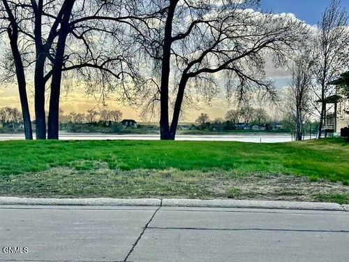 1304 1306 Bayview Court, Bismarck, ND, 58504 | Card Image