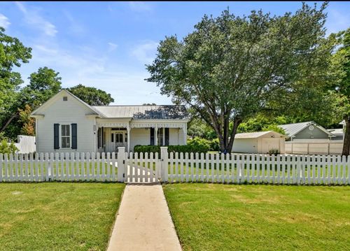 410 E Schubert St, Fredericksburg, TX, 78624-4340 | Card Image