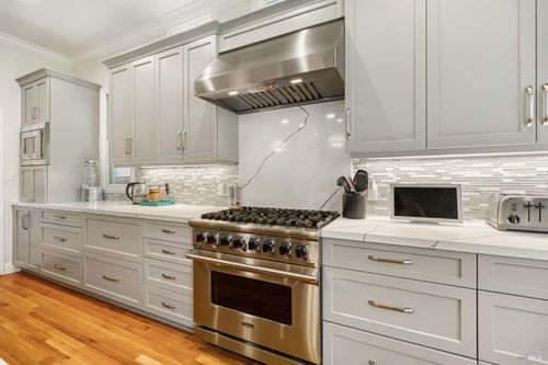 8 Center Street, San Rafael, CA, 94901 | Card Image