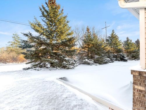 592 Snowbird Cir E, Saint Clair, MI, 48079-5582 | Card Image