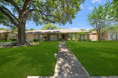 425 Crestwind Dr, Windcrest, TX, 78239-2408 | Card Image