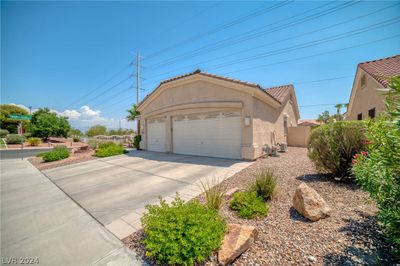 300 Vista Glen Street, House other with 3 bedrooms, 2 bathrooms and null parking in Las Vegas NV | Image 2