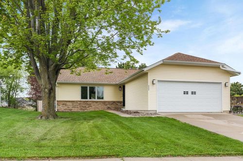 1111 Spruce Dr, Baraboo, WI, 53913-8910 | Card Image
