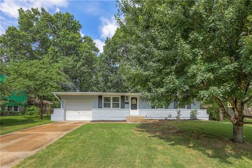 812 N Cheyenne Dr, Independence, MO, 64056-2009 | Card Image