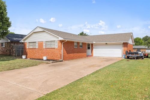 300 Cherokee Ln, El Reno, OK, 73036-5637 | Card Image