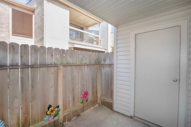 The covered patio has a privacy fence. | Image 27