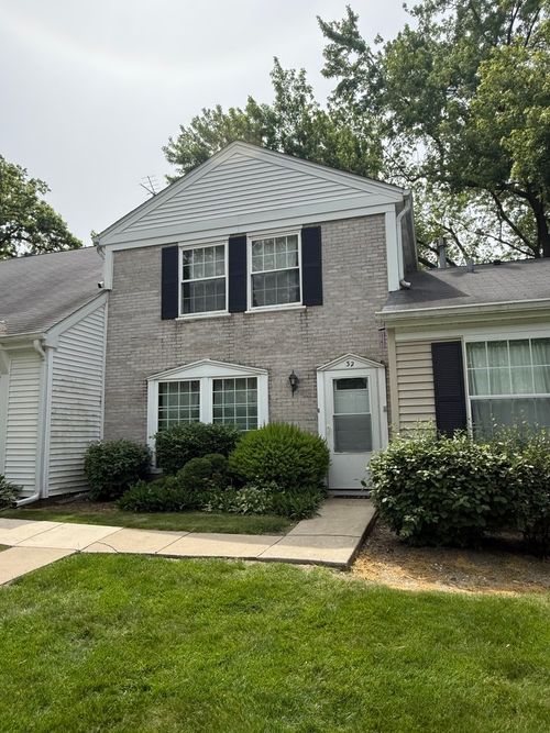 1-32 Bright Oaks Cir, Cary, IL, 60013-1548 | Card Image