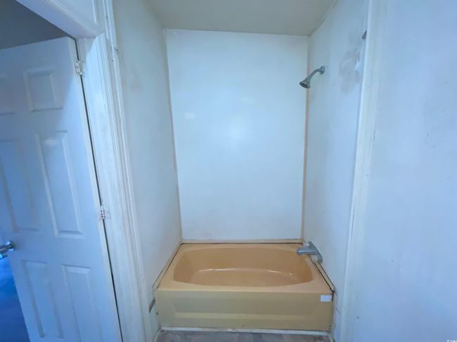 Full bathroom with a washtub | Image 18