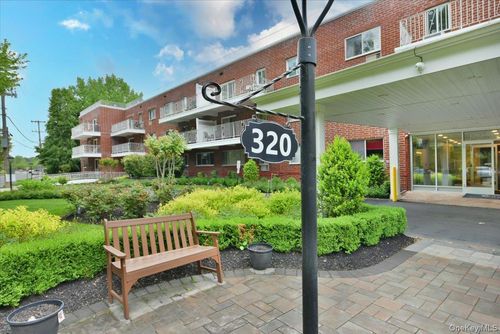 15a-320 E Shore Rd, Great Neck, NY, 11023-1739 | Card Image