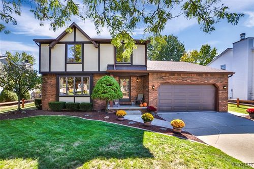 27 Independence Dr, Lockport, NY, 14094-5205 | Card Image