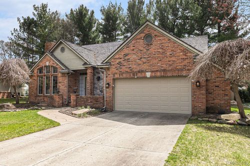 5103 Coachlight Dr, Fenton, MI, 48430-8955 | Card Image