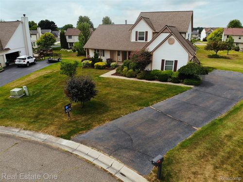 2092 W View Ct, Lake Orion, MI, 48360-2286 | Card Image
