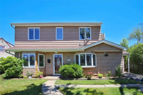 109 Old Oak Ln, Levittown, NY, 11756-4616 | Card Image