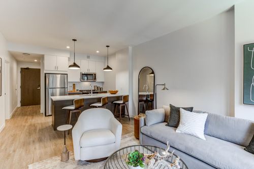 402-270 Hennepin Ave, Minneapolis, MN, 55401-7515 | Card Image