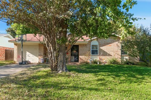 562 W Ferndale Ln, Grand Prairie, TX, 75052-5105 | Card Image