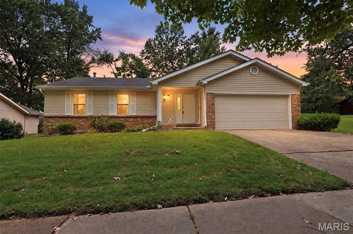 6501 Suson Oaks Dr, Saint Louis, MO, 63128-4516 | Card Image