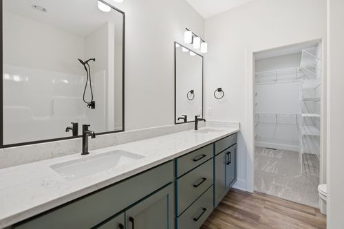 8111 Oak Ridge Dr, Dexter, IA, 50070-7505 | Card Image